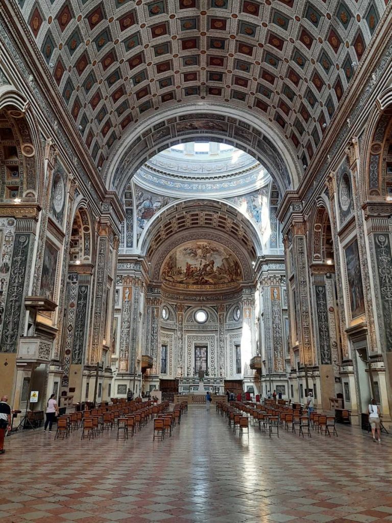 interno Basilica di Sant'Andrea