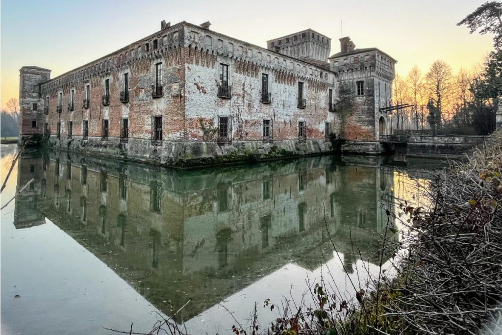 Luoghi da visitare in provincia di Brescia Castello di Padernello con fossato