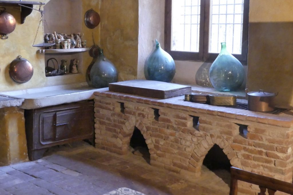 Luoghi da visitare in provincia di Brescia cucina del castello di Padernello