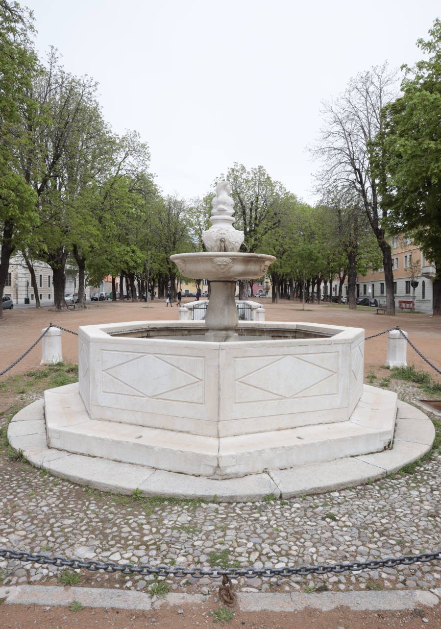 Fontana di Piazza Tebaldo Brusato